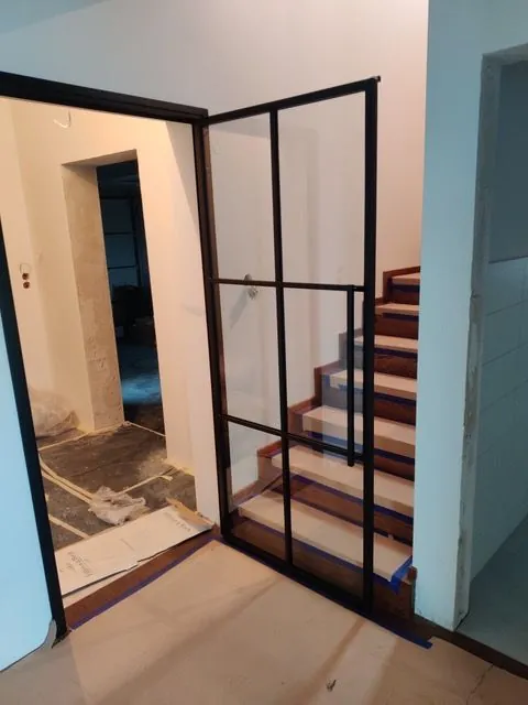 Lofttür als Raumtrenner im Altbau